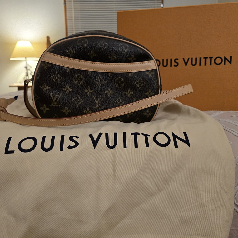 Louis Vuitton Elegant Brown Monogram Crossbody Bag